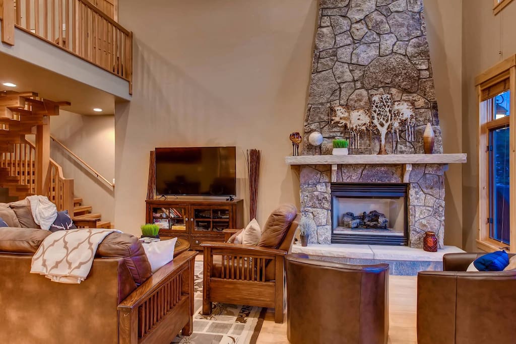 Relax in the evening time in front of the fireplace.