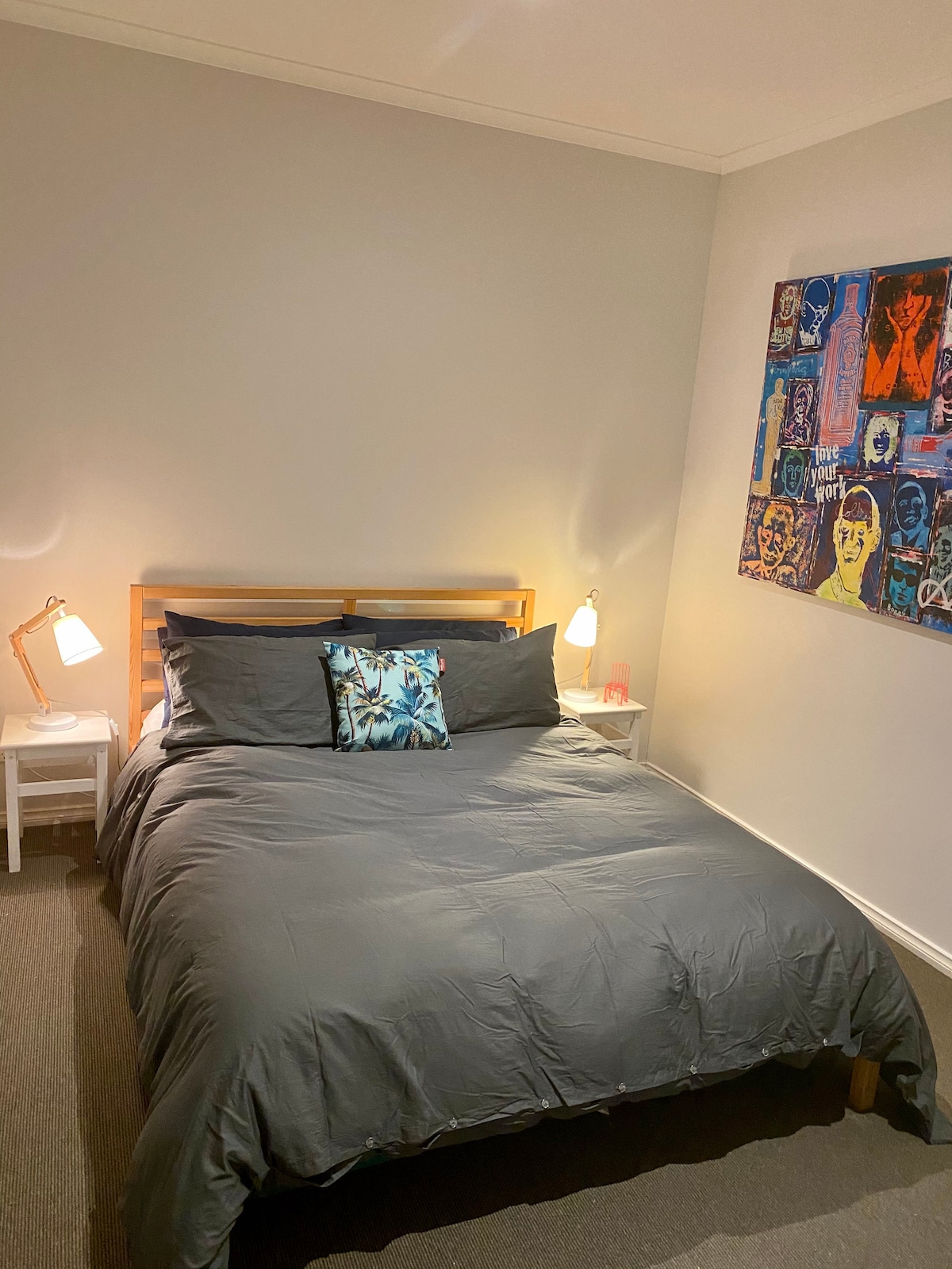 غرفة النوم الثانية - تتضمن سريرًا بمقاس كبير