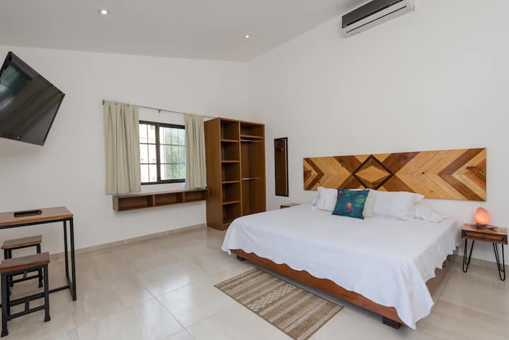 Incredible studio apartment with comfortable king size bed + SMART TV + AC + High speed WIFI
