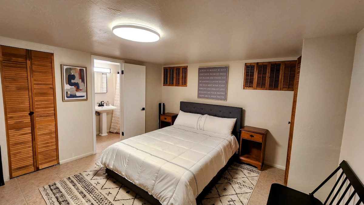 Master s bračnim krevetom (160x200) i kupaonicom u sklopu apart

U spavaćoj sobi ima 
Lucidni madrac
Ormar
Smart TV
i mnoštvo udobnih deka! 