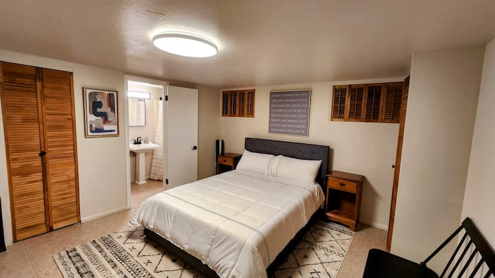 Master with Queen bed and On suite bathroom

Bedroom has 
Lucid Mattress
Closet
Smart TV
And Plenty of cozy Blankets! 
