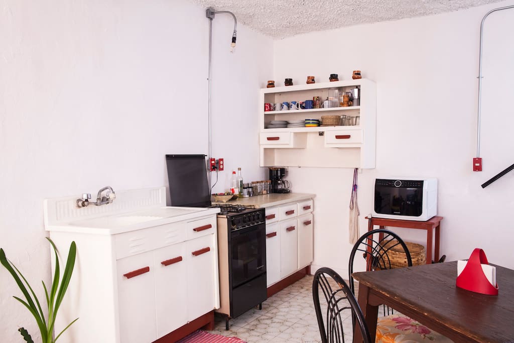 Cocina totalmente equipada y comedor donde tendremos por las mañanas un delicioso café, variedad de panes y frutas. Se ubica en el primer piso.
Fully equipped kitchen and dining room where we start the day with delicious coffee, variety of breads and fruits. It is located on the first floor.
