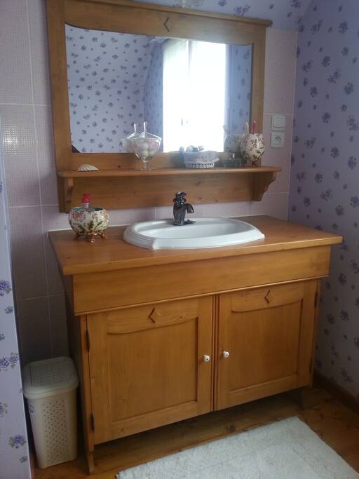 Espace lavabo dans la chambre.