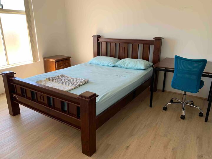 אורחים קודמים שנתנו ביקורות של 5 כוכבים ומצייתים לכללי הבית מוזמנים לחזור. אנא שלחו לי הודעה אם אתם לא יכולים להזמין באינטרנט, אני אשמור לכם חדר. החדר הזה הוא לא עבור פרפקציוניסט.
