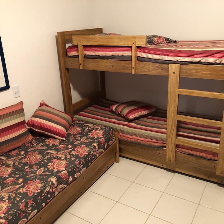 Habitación con 4 camas individuales. Bicama se convierte en cama de matrimonio.