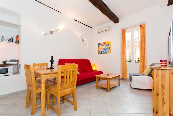 Beach & city center, in old Antibes