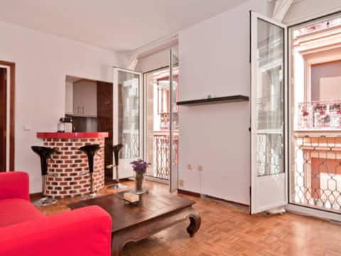 Piso acogedor con 3 balcones en Chueca.