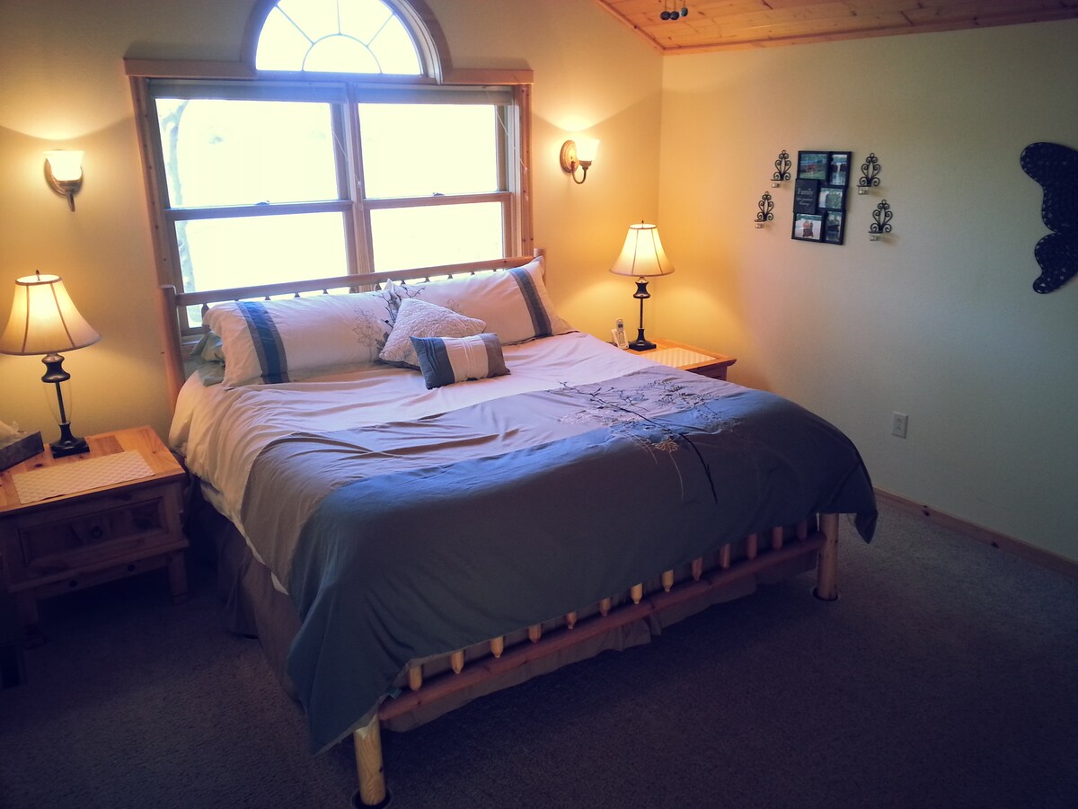 Главна спална соба на горниот кат - брачен кревет, мал телевизор, голем плакар со пакување и играње. 