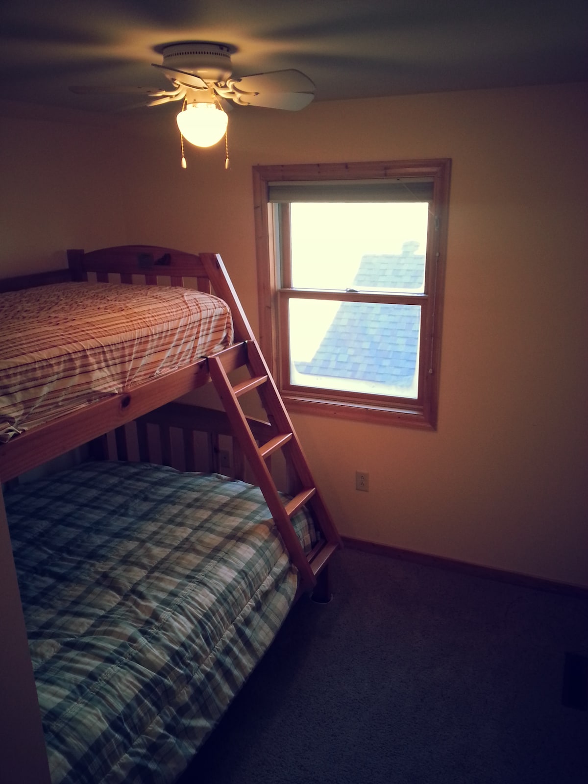 Соба на спрат на горниот кат - брачен кревет (широк 180-220 см), со брачен кревет (широк 180