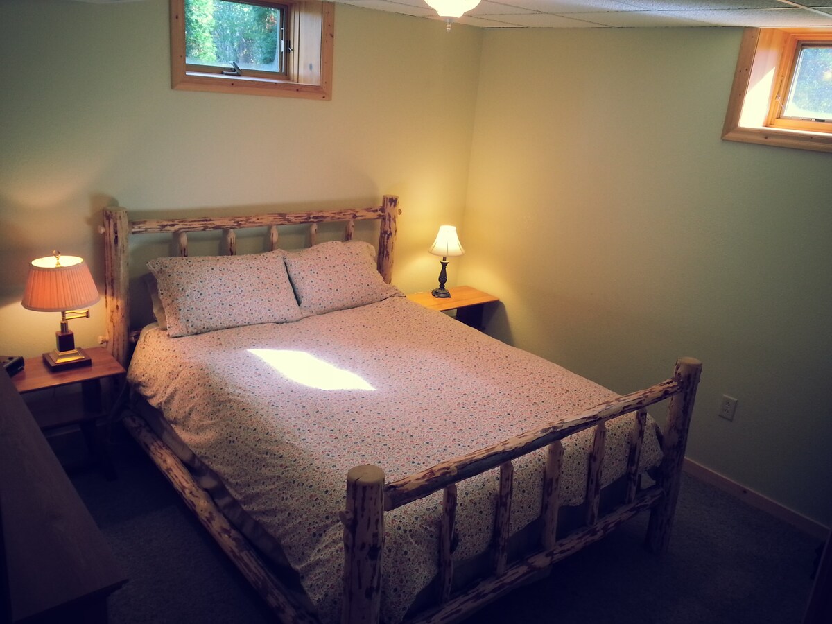 Спална соба во подрум - брачен кревет