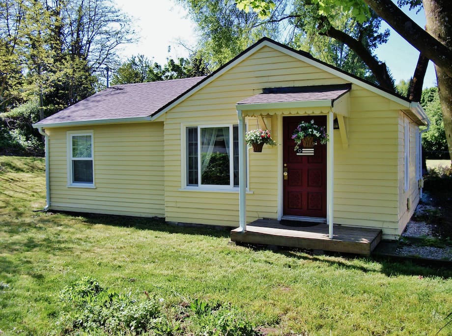 Monthly Rental -Cozy Bungalow/Parking/Fenced Yard ...