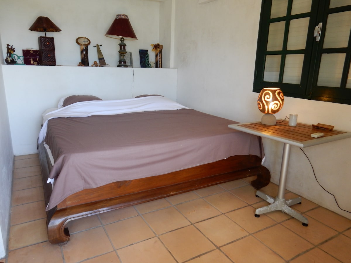 3er dormitorio puerta ventana con vistas al mar y ventana al lado que da al jardín ( cerrado en la foto): habitación muy luminosa