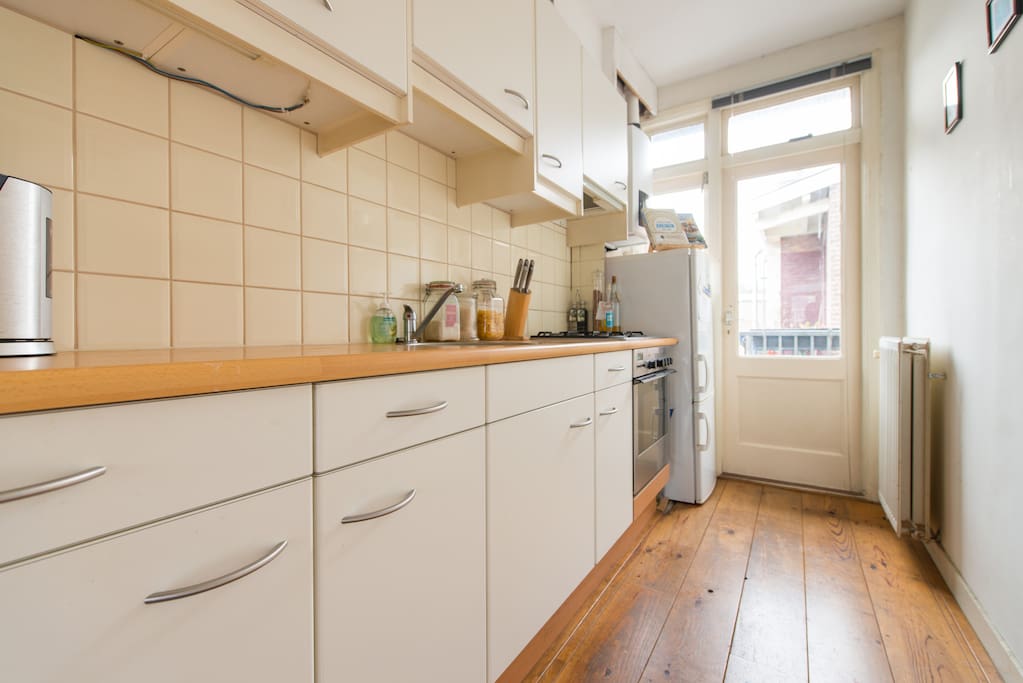 Fully equipped kitchen, door to balcony