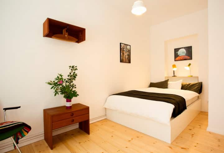 Спална соба: одличен душек, чиста постелнина и сонце наутро...