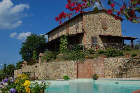 Villa in Paciano 20+ guests