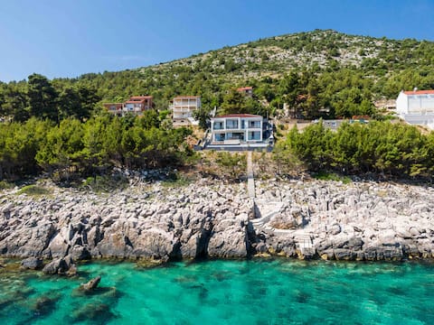 Villa White House
