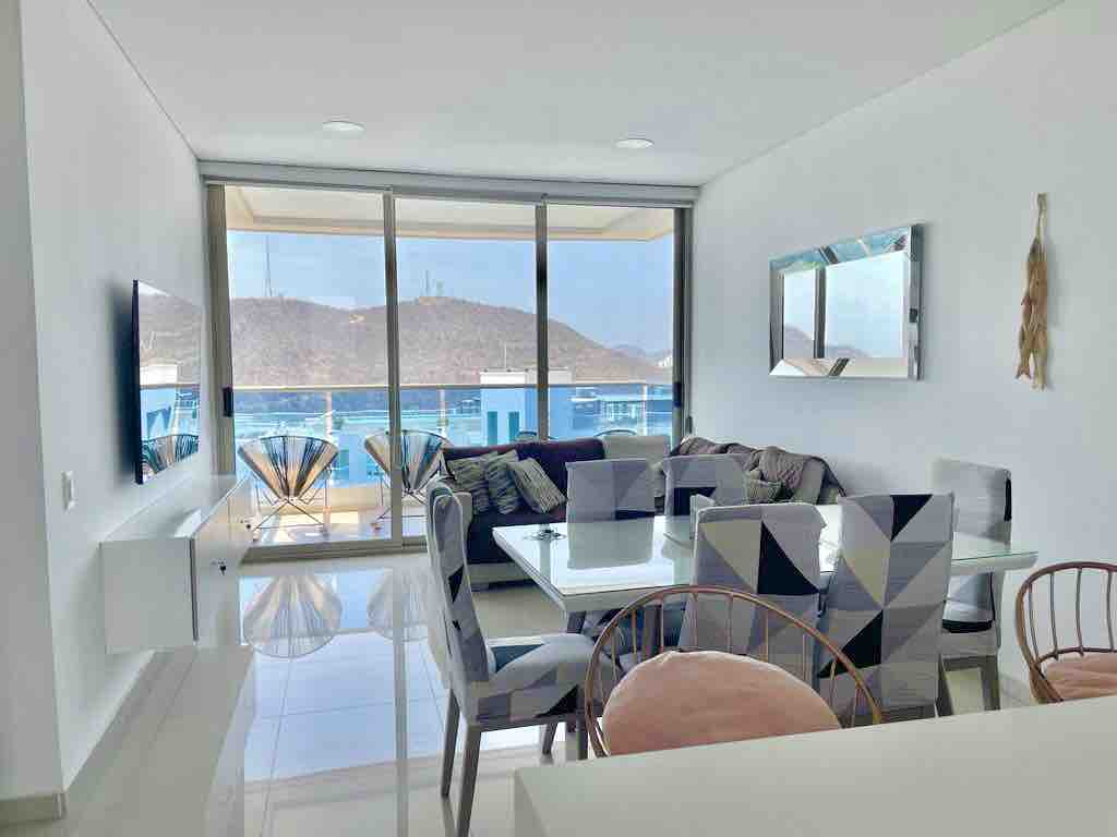 Obývačka - jedáleň a 65-palcový televízor