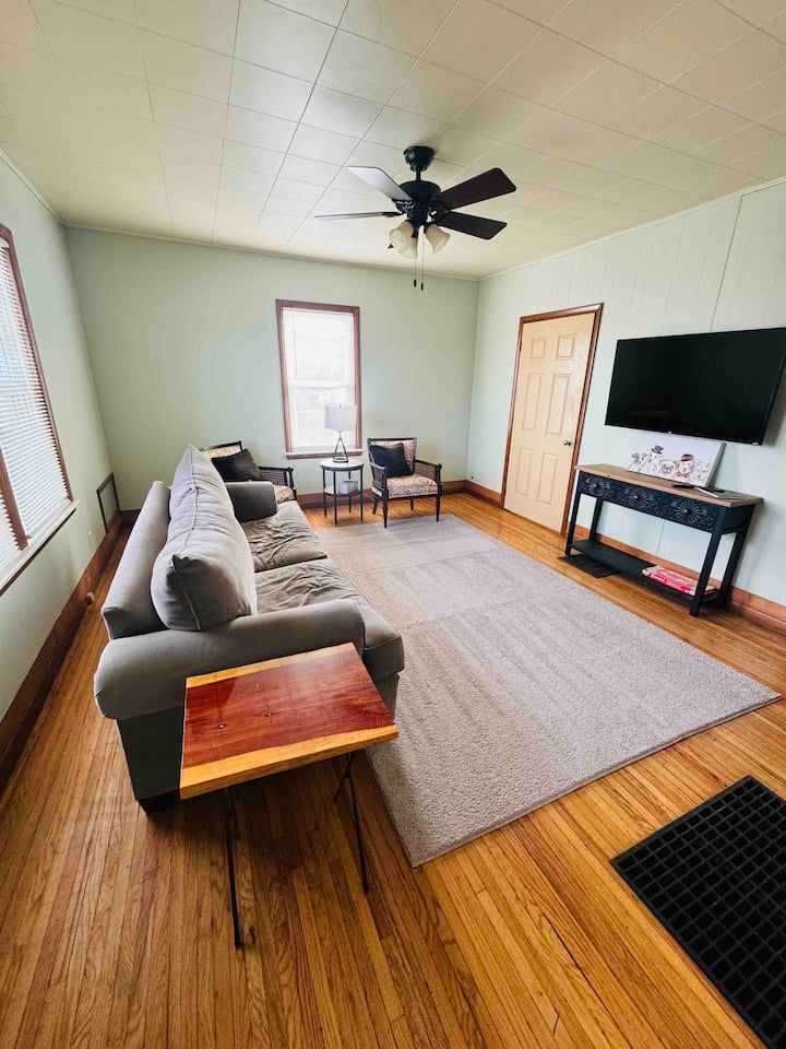 Cozy 2 Bed 2 Bath. Walk To Downtown Sycamore - DeKalb, IL