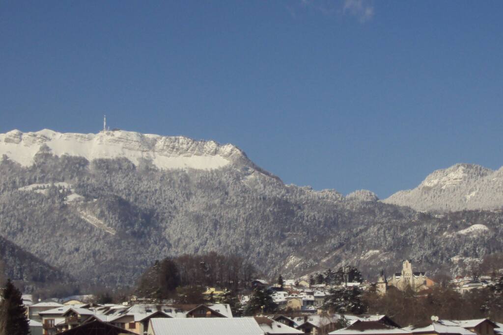 Vue sur les Alpes et le Jura.