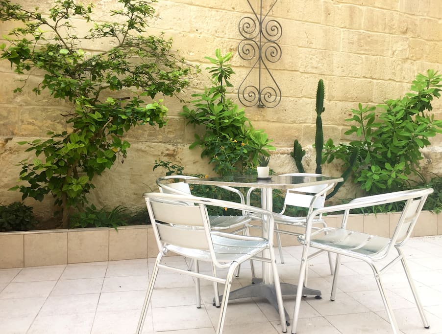 Enjoy the mediterranean sun on the inviting terrace. Relax, you're on holiday - Fleur De Lys Central