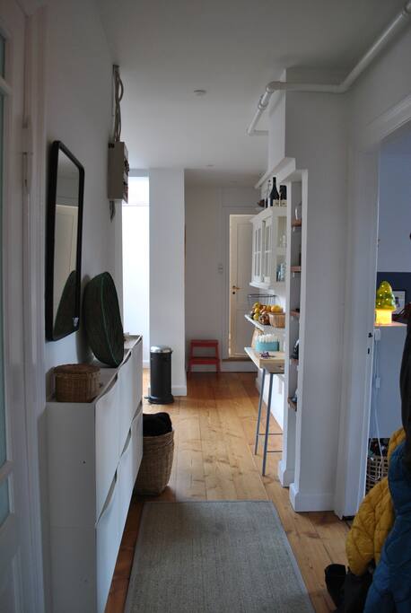 Hallway - main entrance on the left, kids room at the right, passing throught the kitchen and the bathroom at the, just next to main bedroom.
