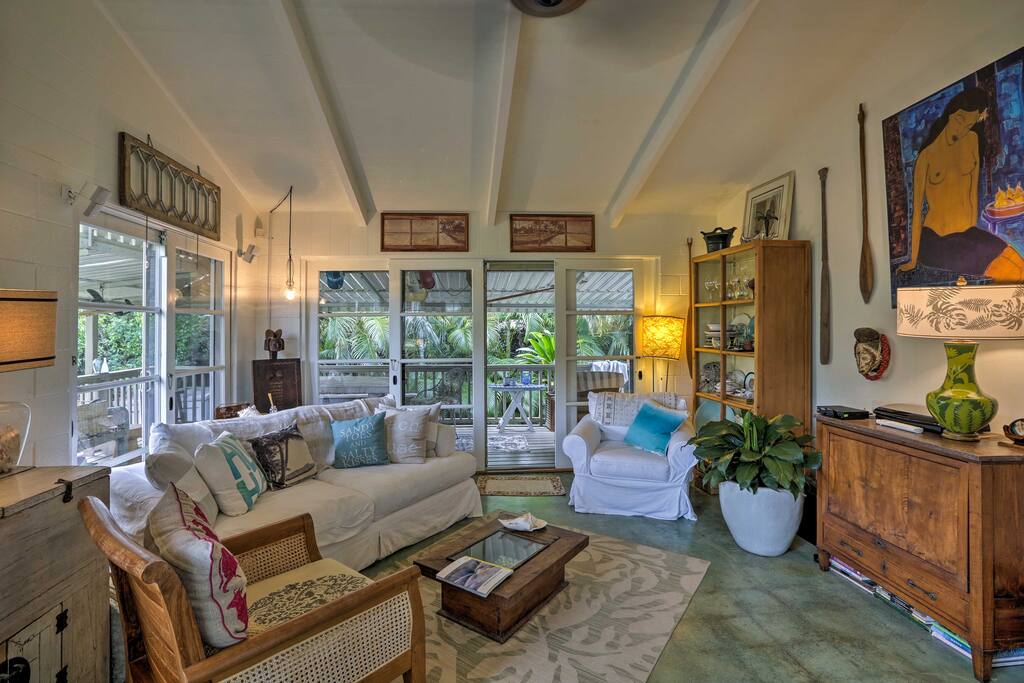 The 1,000-square-foot living space is the perfect place for 4 guests to leave their worries behind.