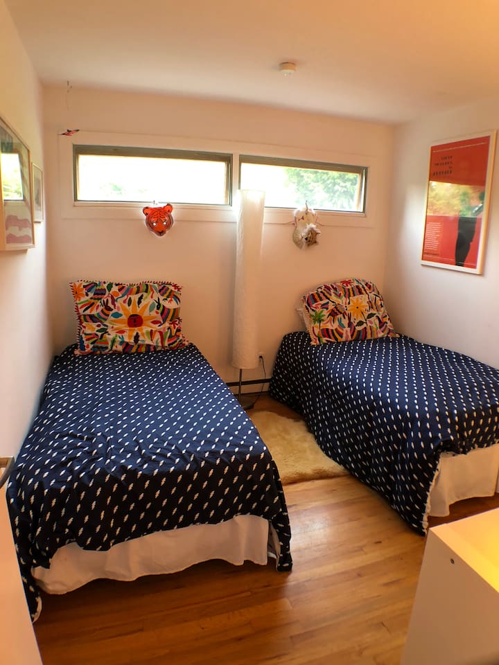 Vitanda viwili vya mtu mmoja