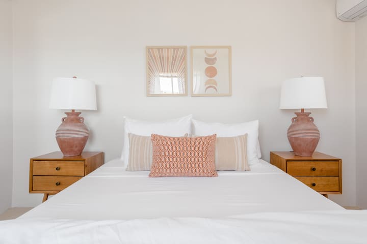 חדר אורחים, מיטת קווין עם מזרן קספר.