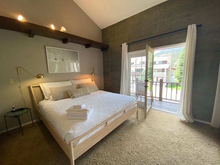 Მთავარი საძინებელი აივანზე წვდომით.  მას აქვს ოთახზე მიმაგრებული მთავარი სააბაზანო.