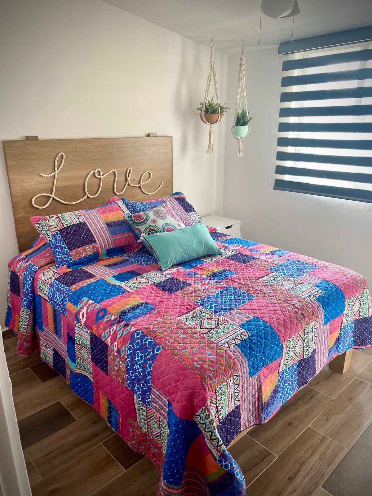 2号卧室「爱」，配有弹簧床垫，适合那些寻求更坚固的人。两者都是全新的