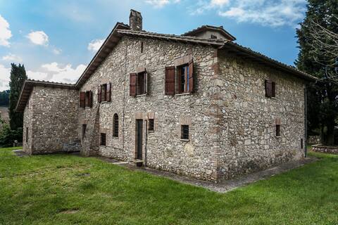 Old farmhouse with private pool