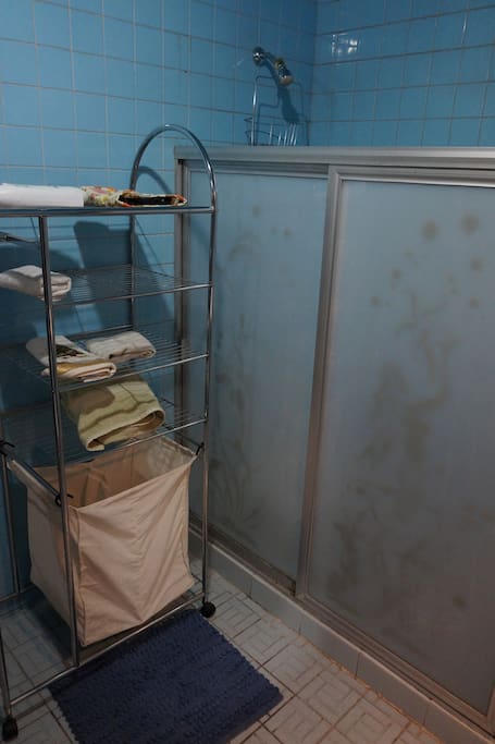 Mueble para cosas de baño y toallas