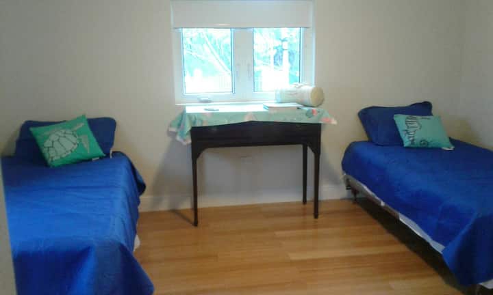 חדר שינה שני - 2 תאומים (בתוספת מזרן ספוג מתקפל בארון, יכול להיות זוגי או קינג סייז)