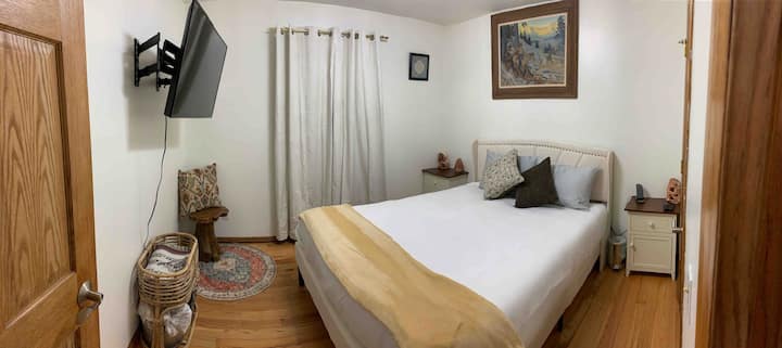 Dormitorio temático occidental tamaño queen, con ventilador de techo/luz de techo controlado a distancia regulable, TV de 55 pulgadas 