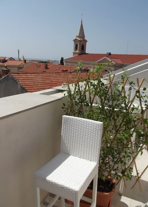 Front balcony (bedroom Lavanda side)