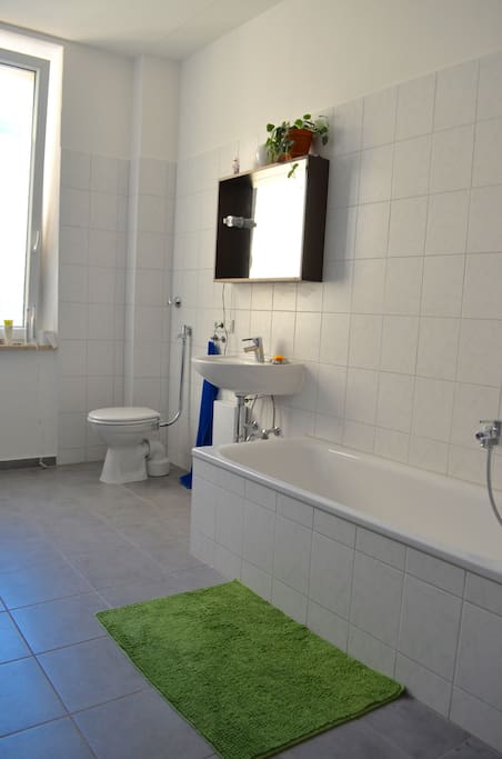 Bad mit Badewanne und großem Fenster