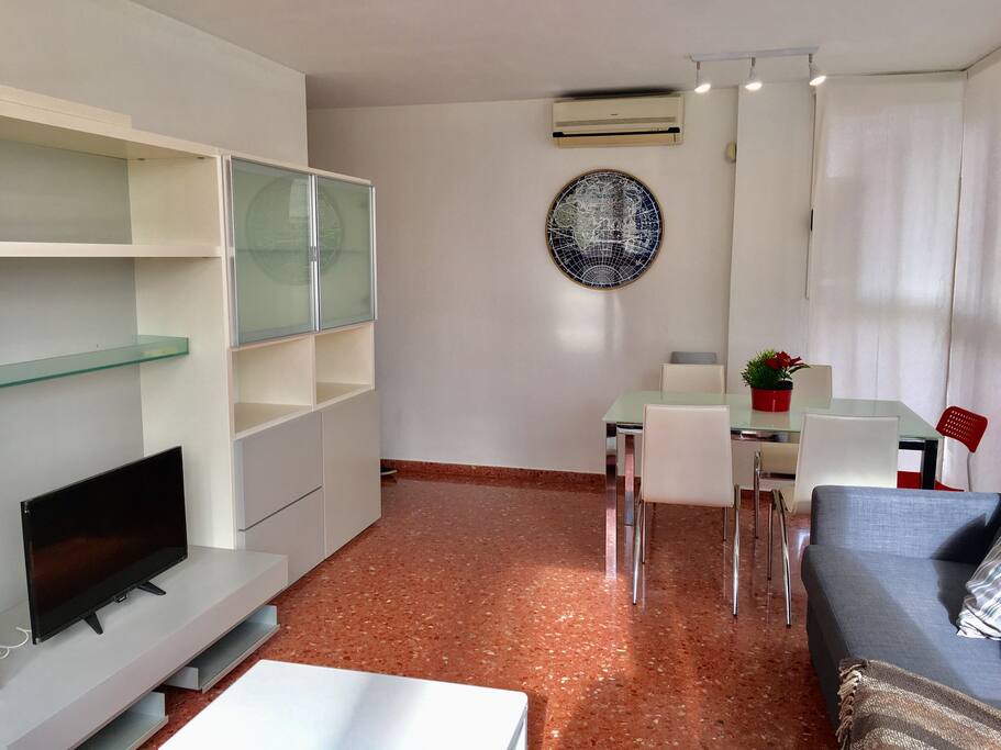 Salón comedor Tv y sofá cama de 140 x 200