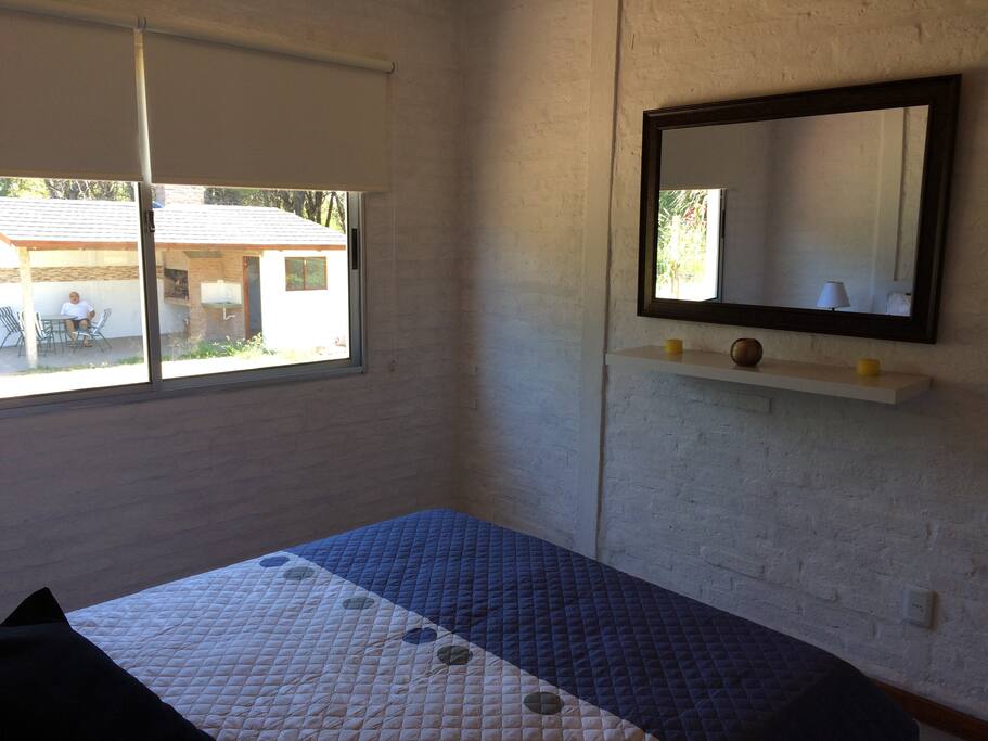 Dormitorio principal con vista a piscina y barbacoa