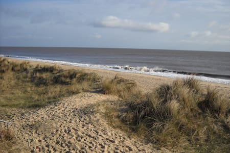 Cool Beachside Retreat, sea view!