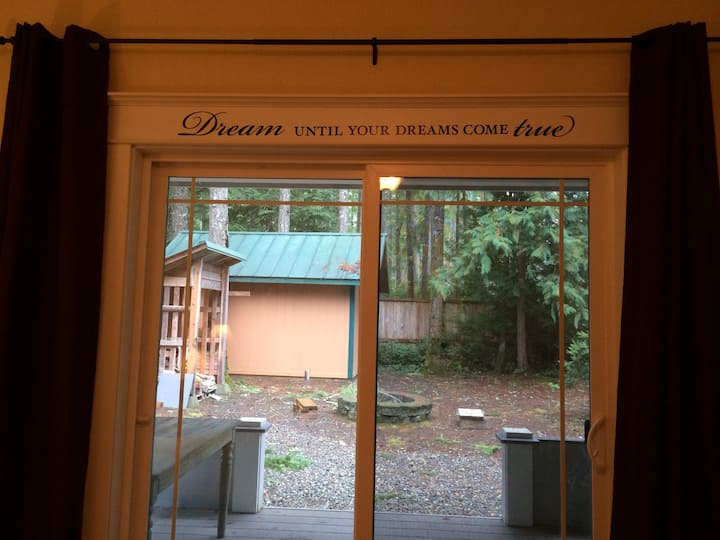 Dalla camera da letto principale si affaccia sulla porta scorrevole che si affaccia sull'ambiente naturale del cortile.