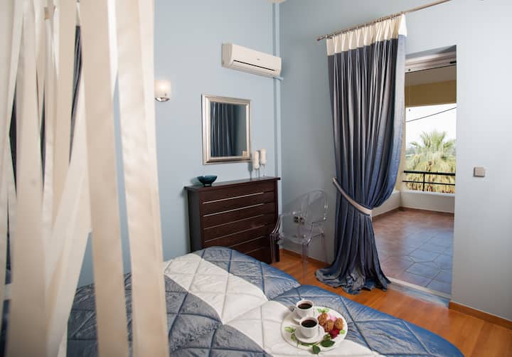 Chumba cha kulala cha mapacha chenye ufikiaji wa moja kwa moja kwenye roshani binafsi.