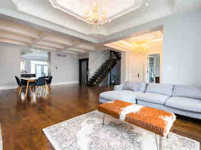 Luxe family friendly house near subway