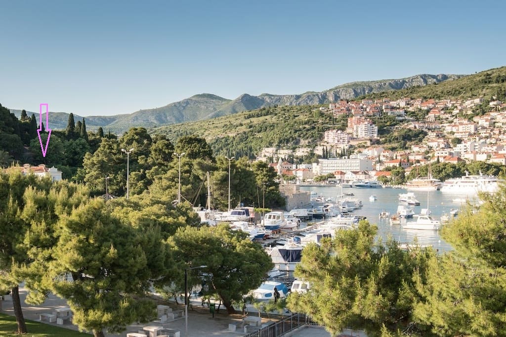 La maison est entouré de verdure et de bateaux. A 5' du Yacht club Orsan.