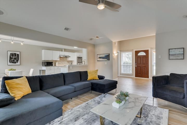 Stunning Cheerful,Modern Home