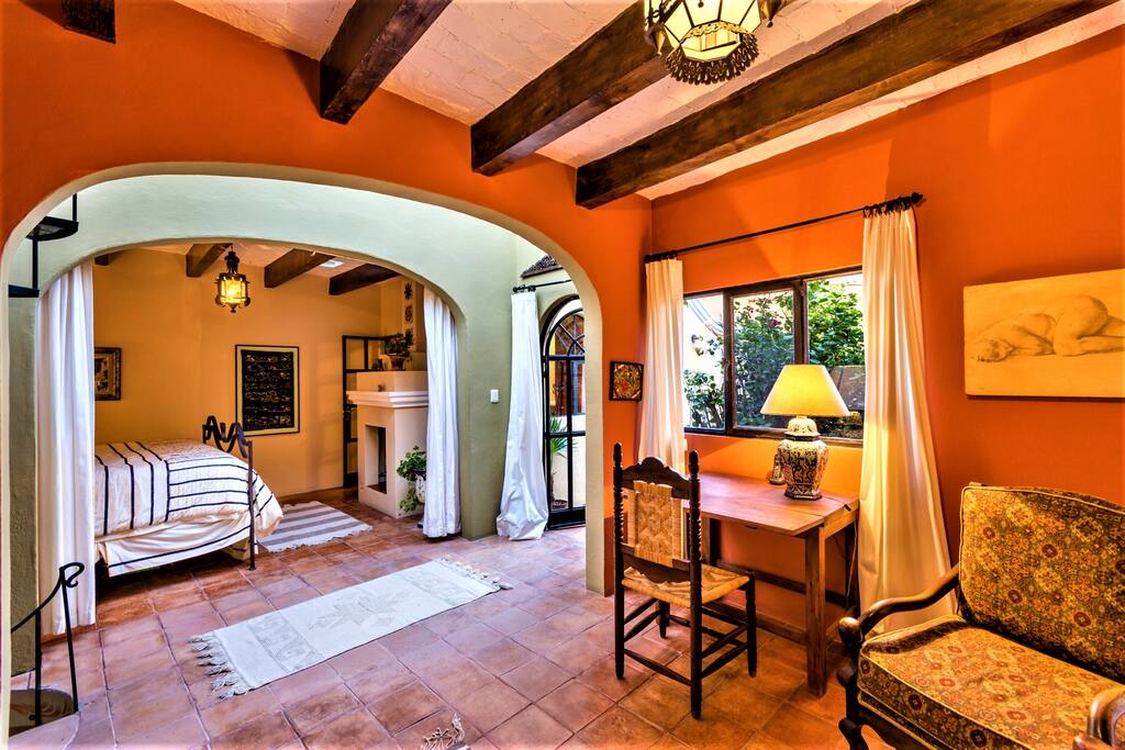 Master bed/sitting room