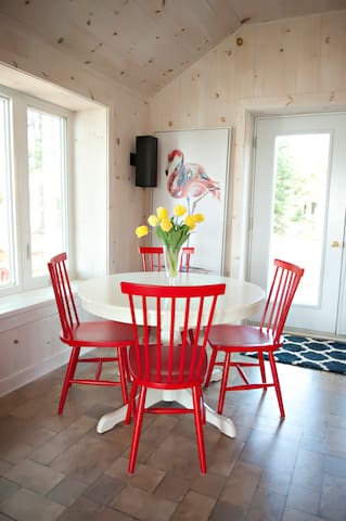 Beach House Cottage Getaway on the Ottawa River