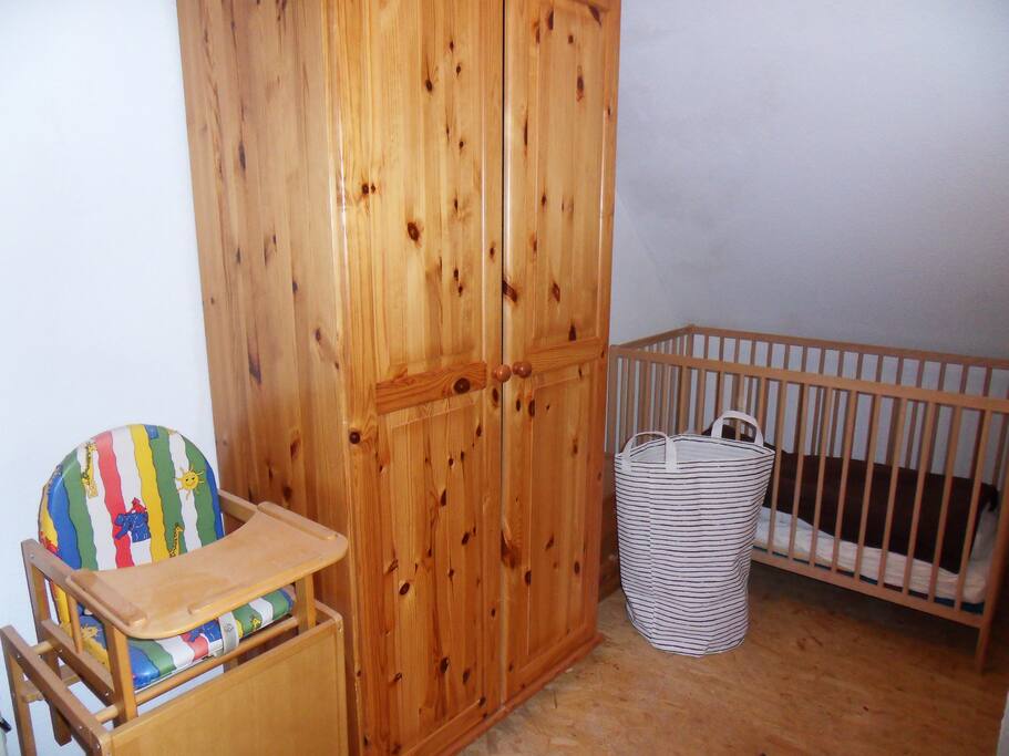 Kinderbett direkt am Schlafzimmer
