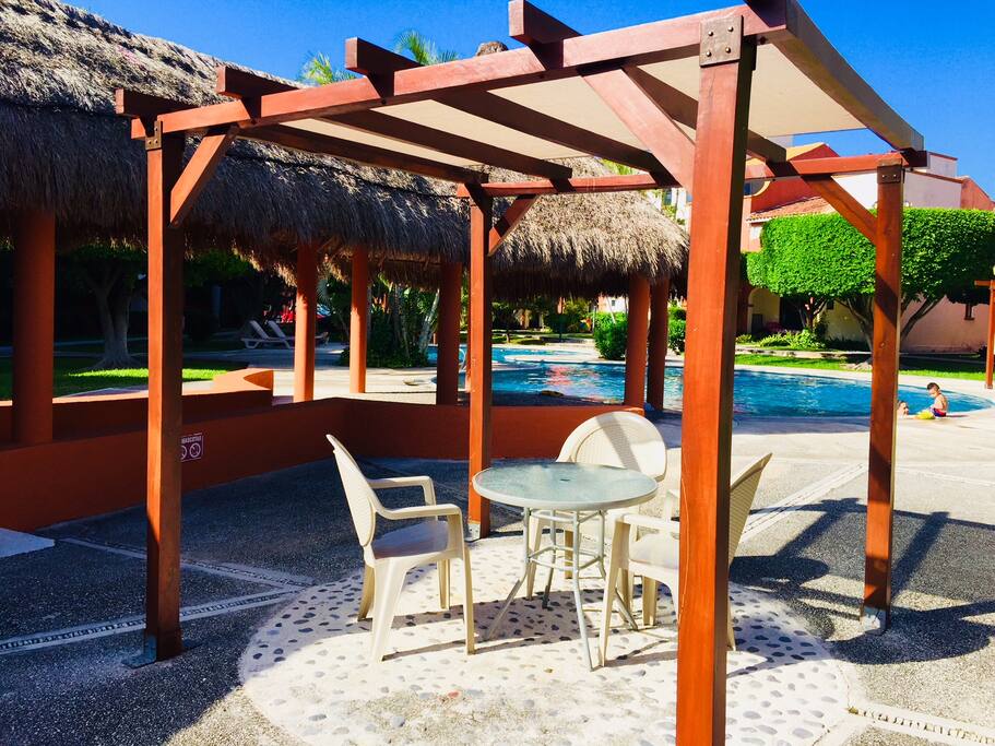 PÉRGOLA CON MESA Y SILLAS "ENJOY THE POOL"