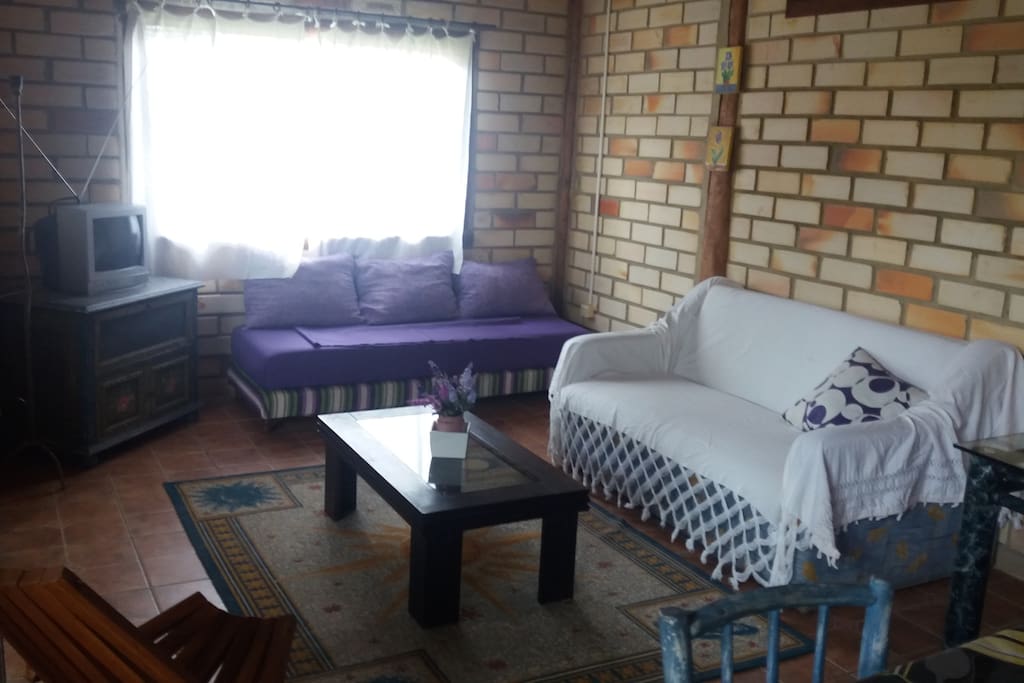 Sala de TV e acomodações extras.