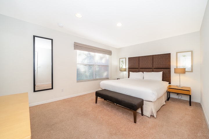 بعد يوم من المغامرات، انغمس في راحة السرير الكبير في الجناح الرئيسي. تمامًا مثل كل ذاكرة عطلة فريدة من نوعها، يمكن أن تختلف ألوان الجدار والألواح الأمامية في وحداتنا، مما يضيف لمسة من السحر الفردي إلى إقامتك.